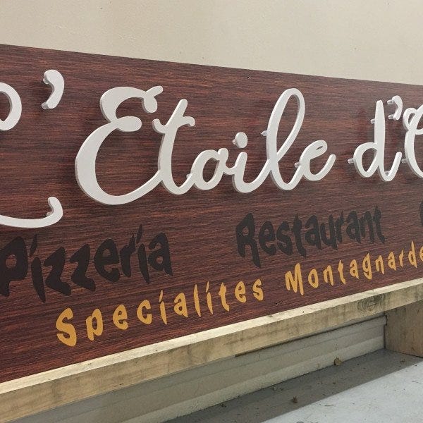 Lettres relief sur panneau alu contrecollé avec un adhésif impression imitation bois