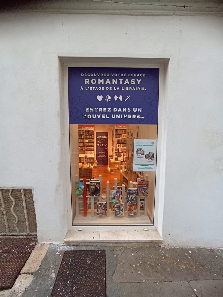 vitrophanie opaque pour magasin de manga