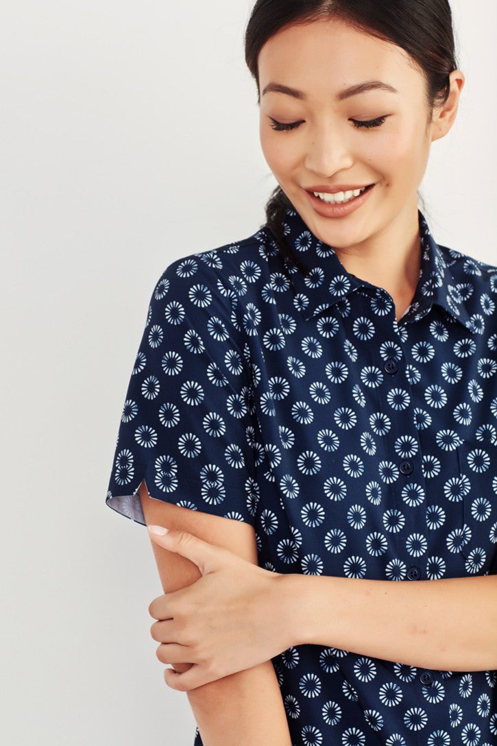 Women's Easy Stretch Daisy Print Short Sleeve Shirt