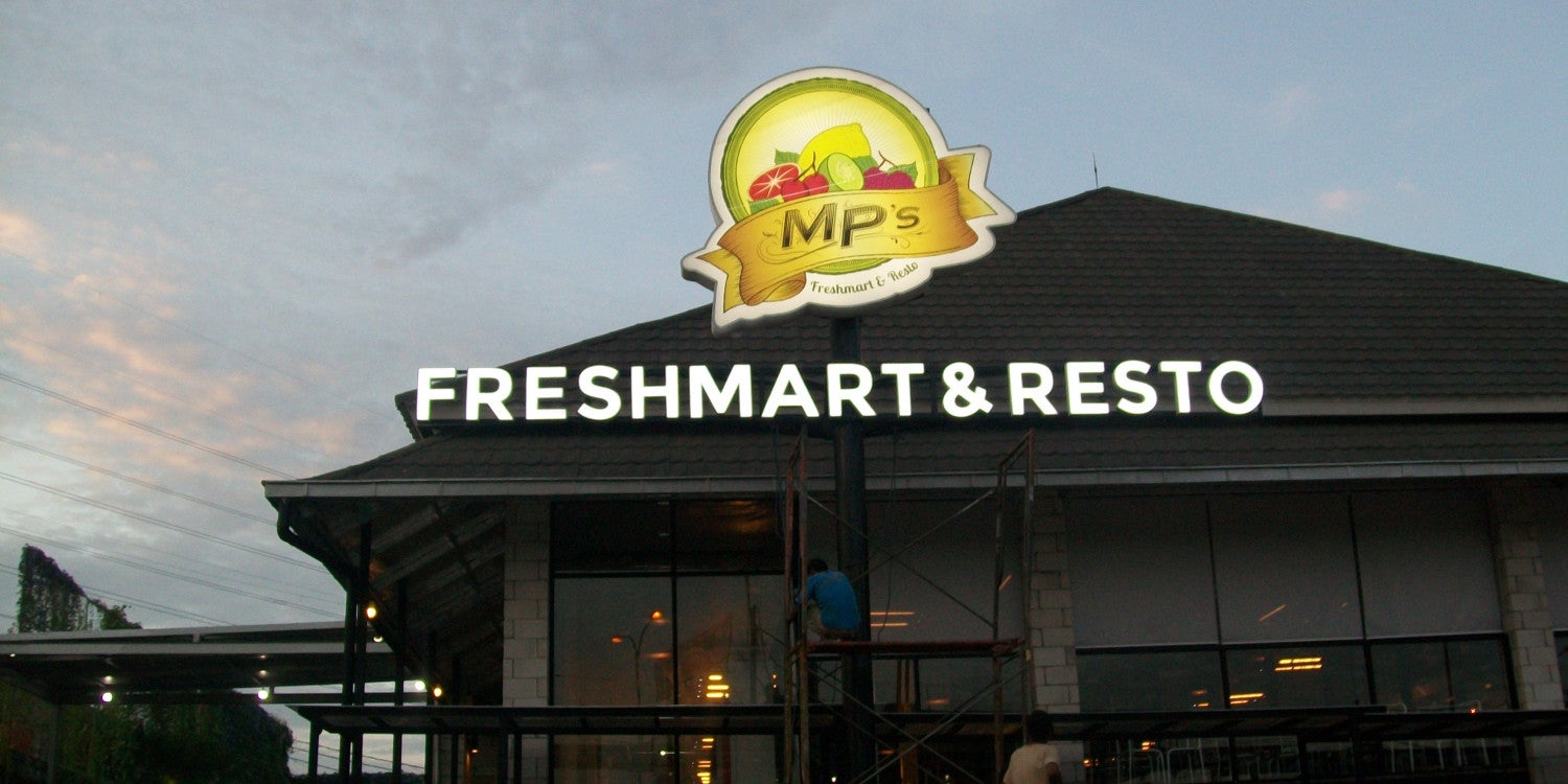 Papan Nama Menyala di Luar Ruangan
