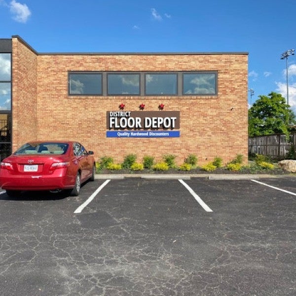 district floor sign daytime