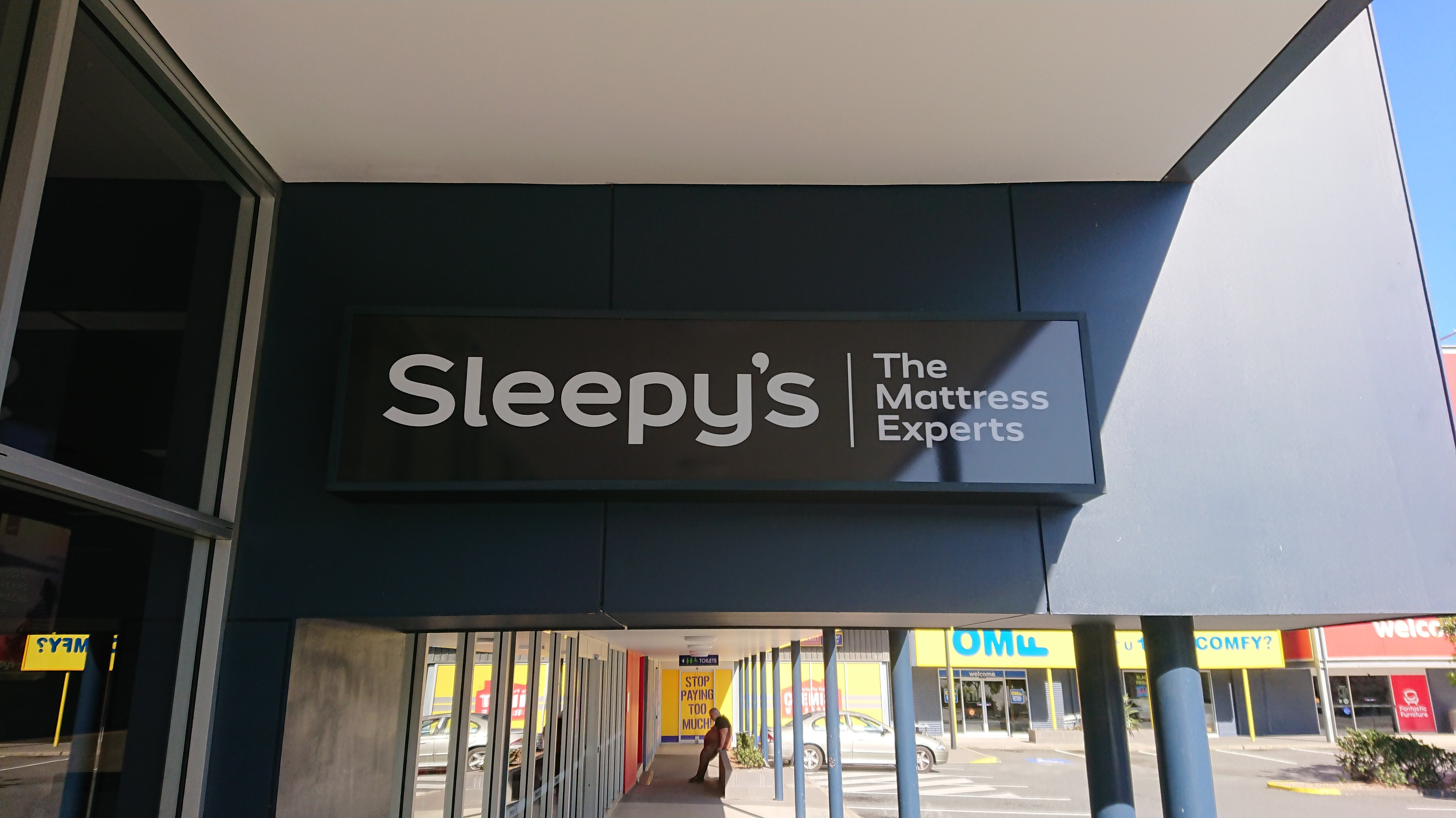 Pylon sign and lightbox for Sleepy's