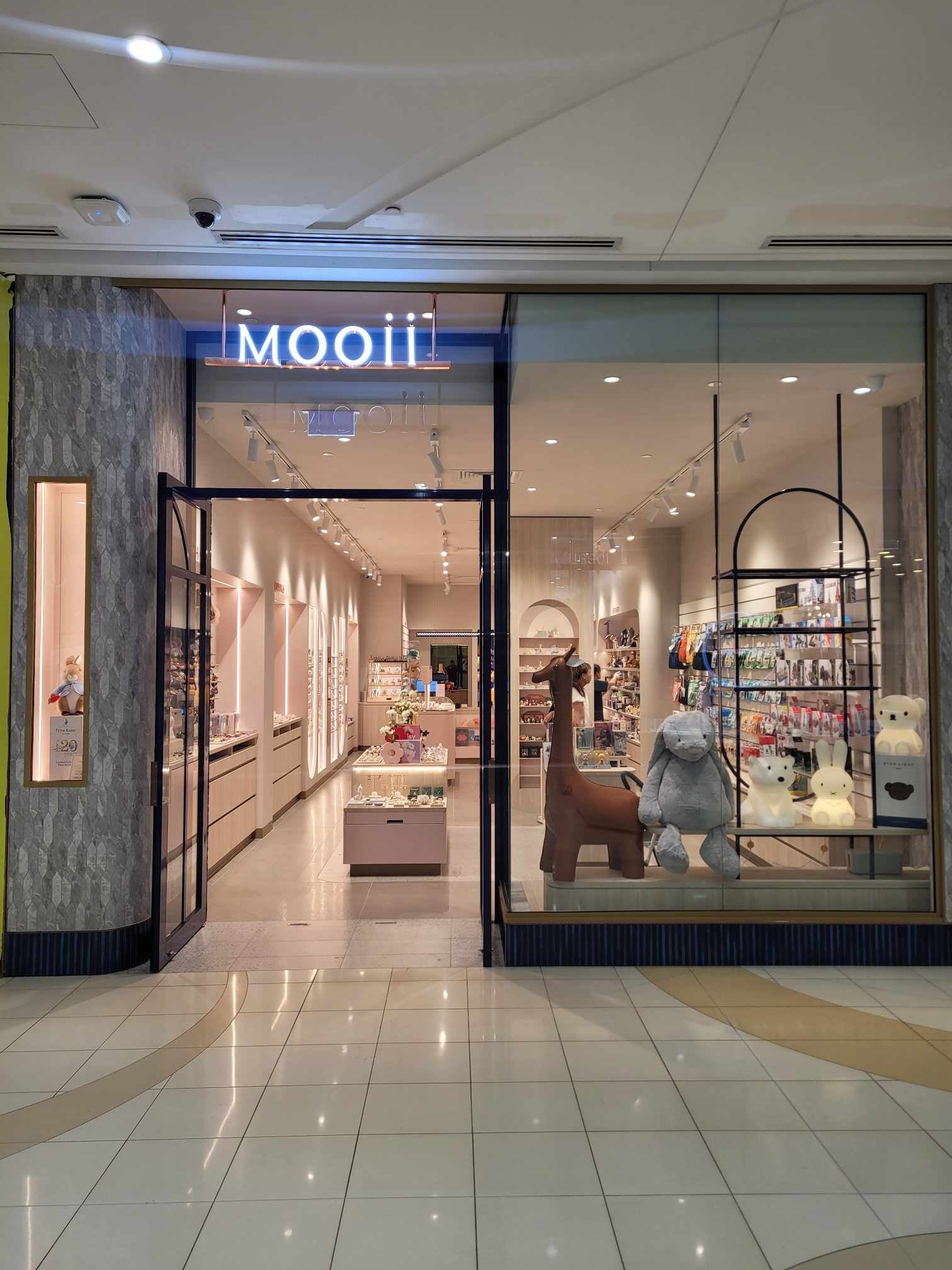The Jewel of Queens Plaza Brisbane With Their Elegant Rose Gold Signage