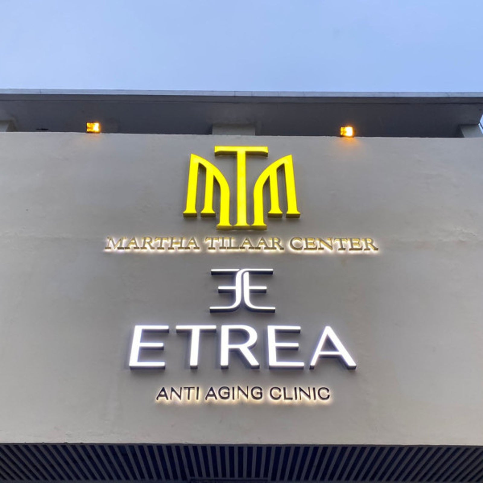 Papan Nama Menyala di Luar Ruangan