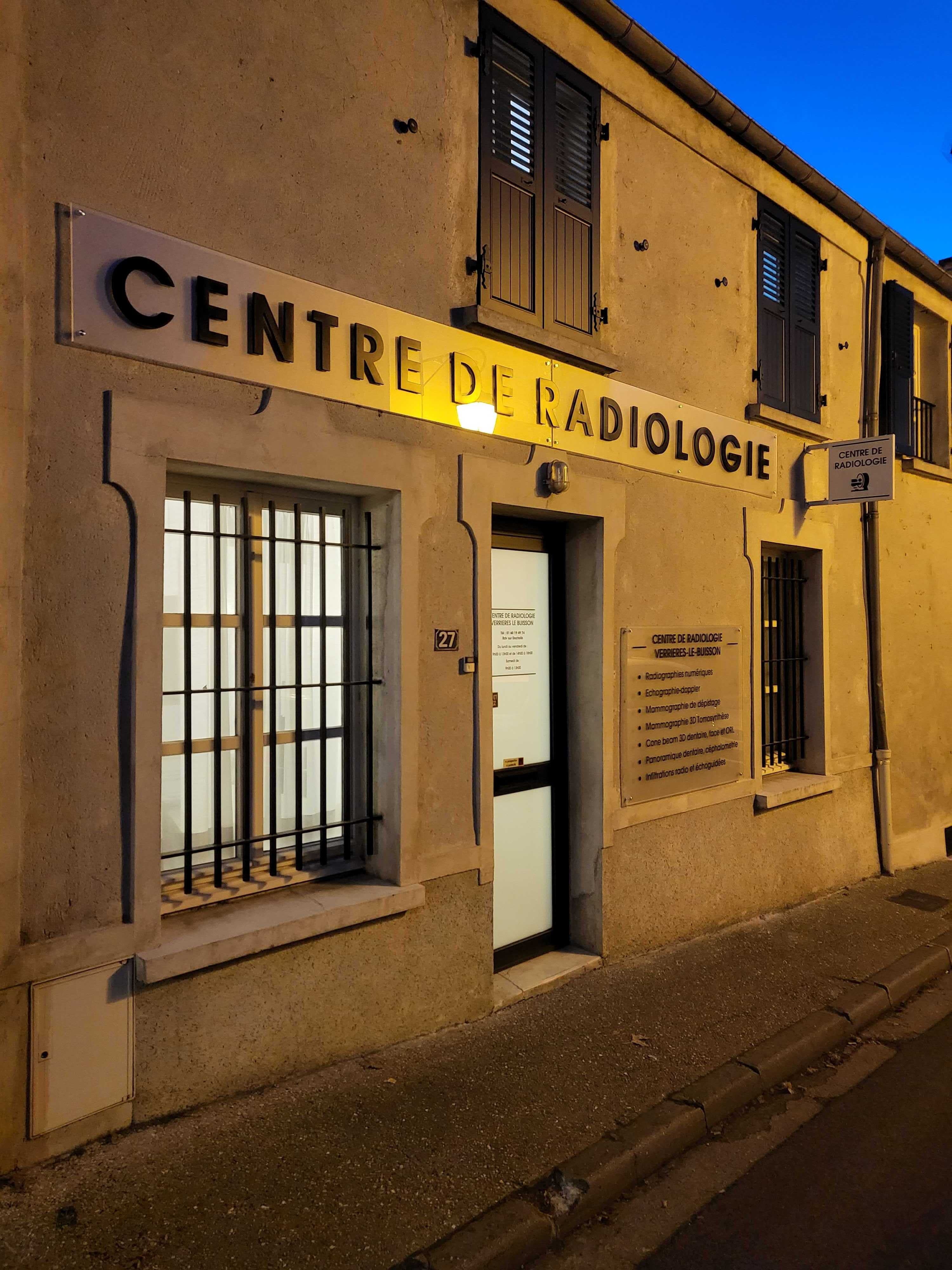 Signalétique extérieure complète pour le Centre de Radiologie à Verrieres le Buisson