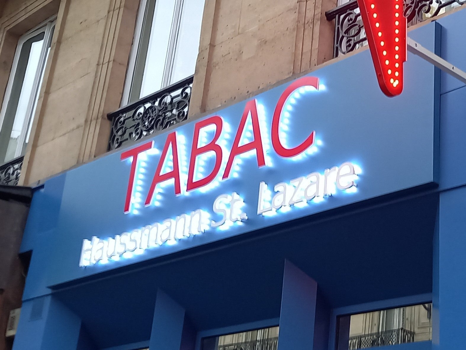 Enseigne lumineuse et lettrage adhésif