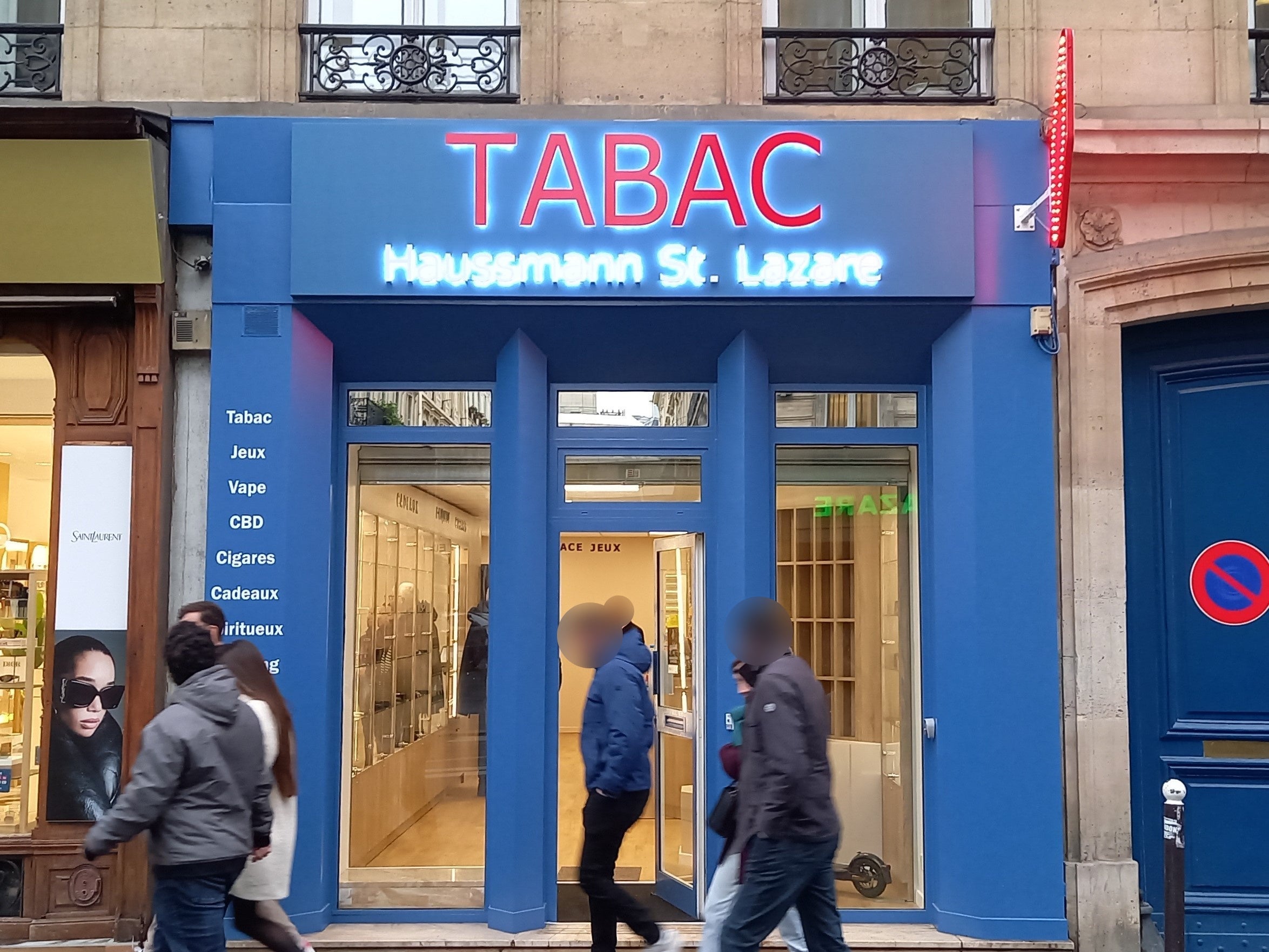 Enseigne lumineuse et lettrage adhésif