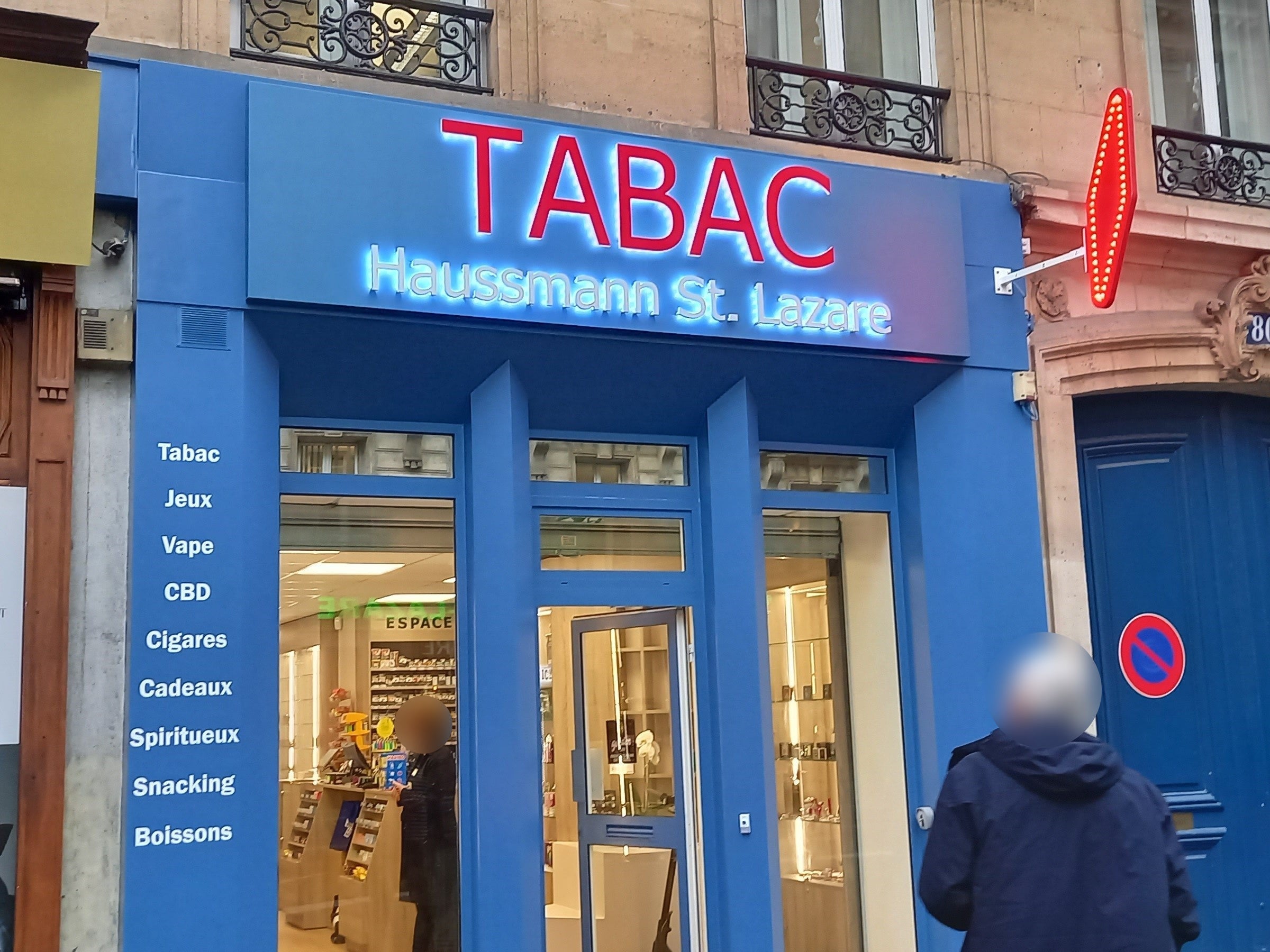 Enseigne lumineuse et lettrage adhésif