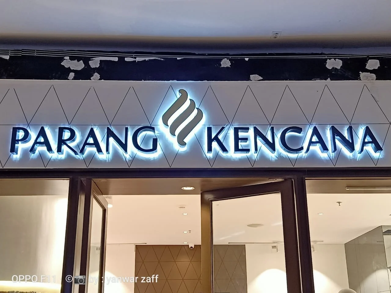 Papan Tanda Menyala