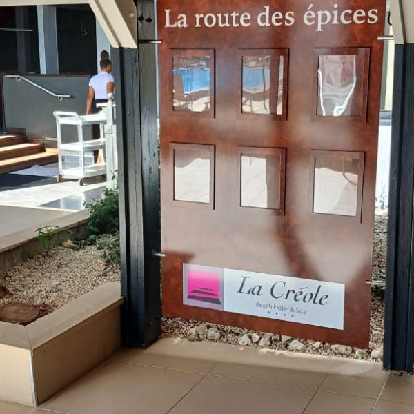 Panneau La route des épices de l'hôtel Beach Créole