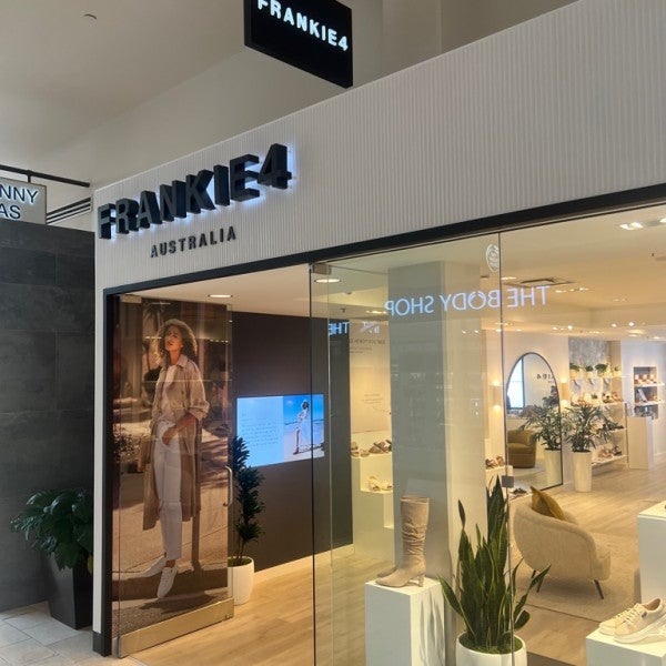 Frankie4 Australia arrives in Bellevue Square Mall, Bellevue, WA