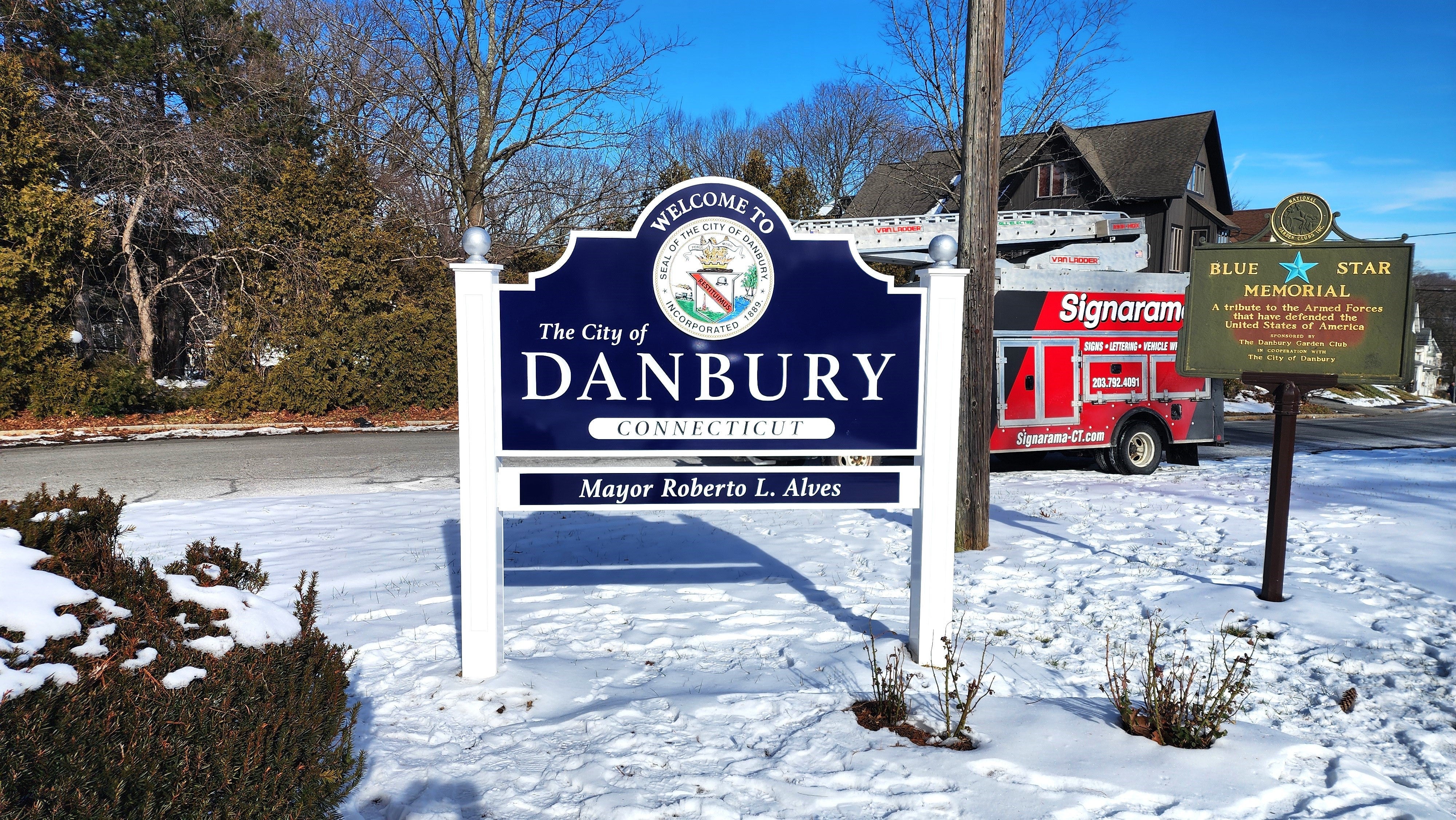 4 Strategic Areas to Place Your Pylon Sign in Danbury, CT