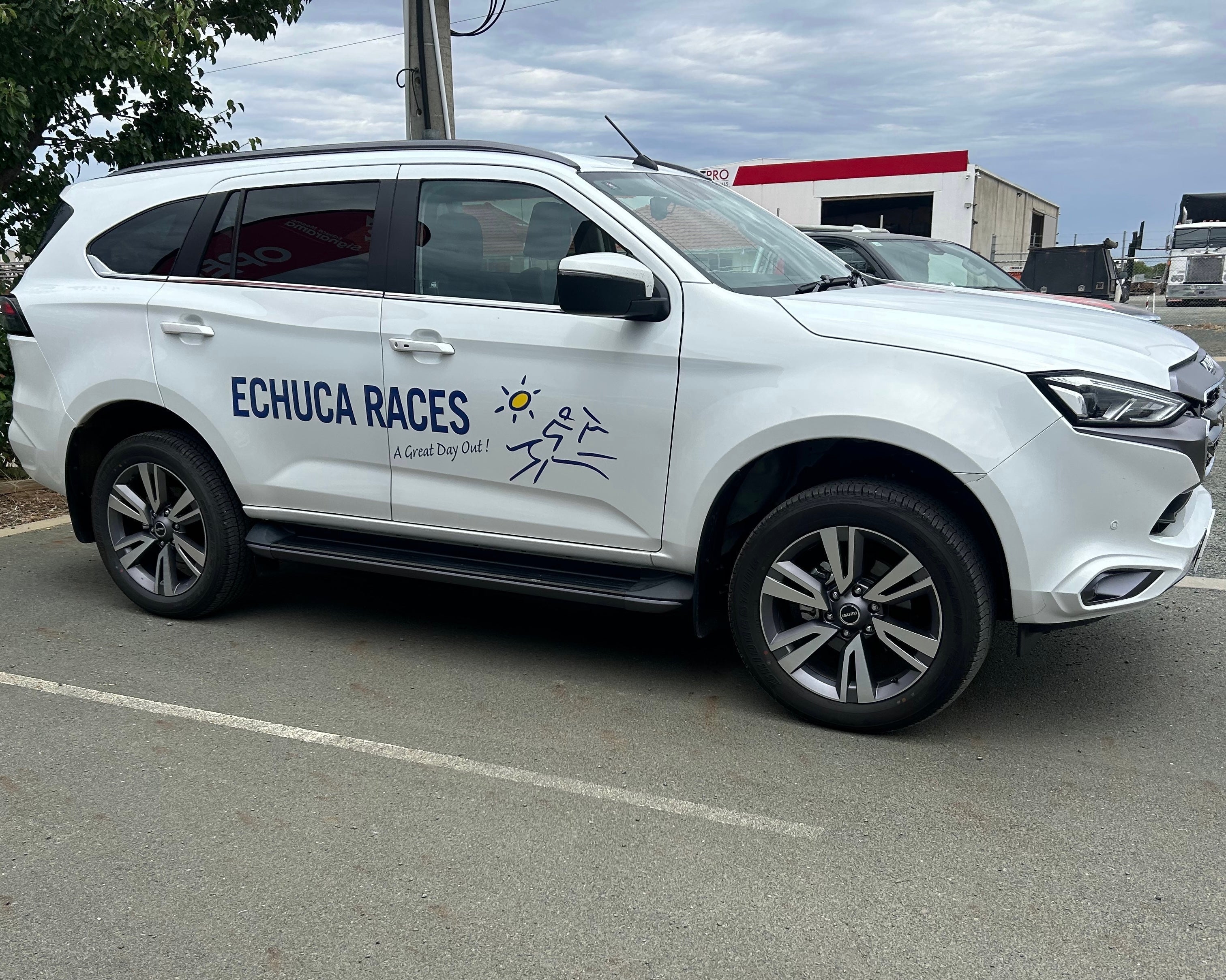 Echuca Car Racing Check the fresh vinyl we installed on the Echuca Races car