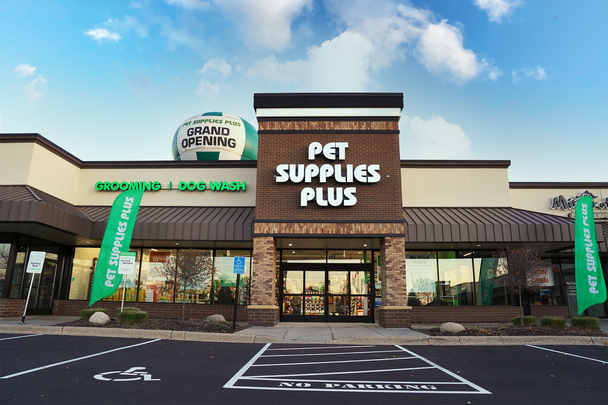 Pet Supplies Plus Makes Shopping a Walk in the Park with New App and Gift Cards