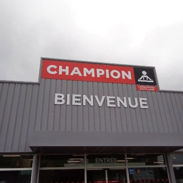Enseigne et Signalétique pour un magasin de quincaillerie outillage à vendargues