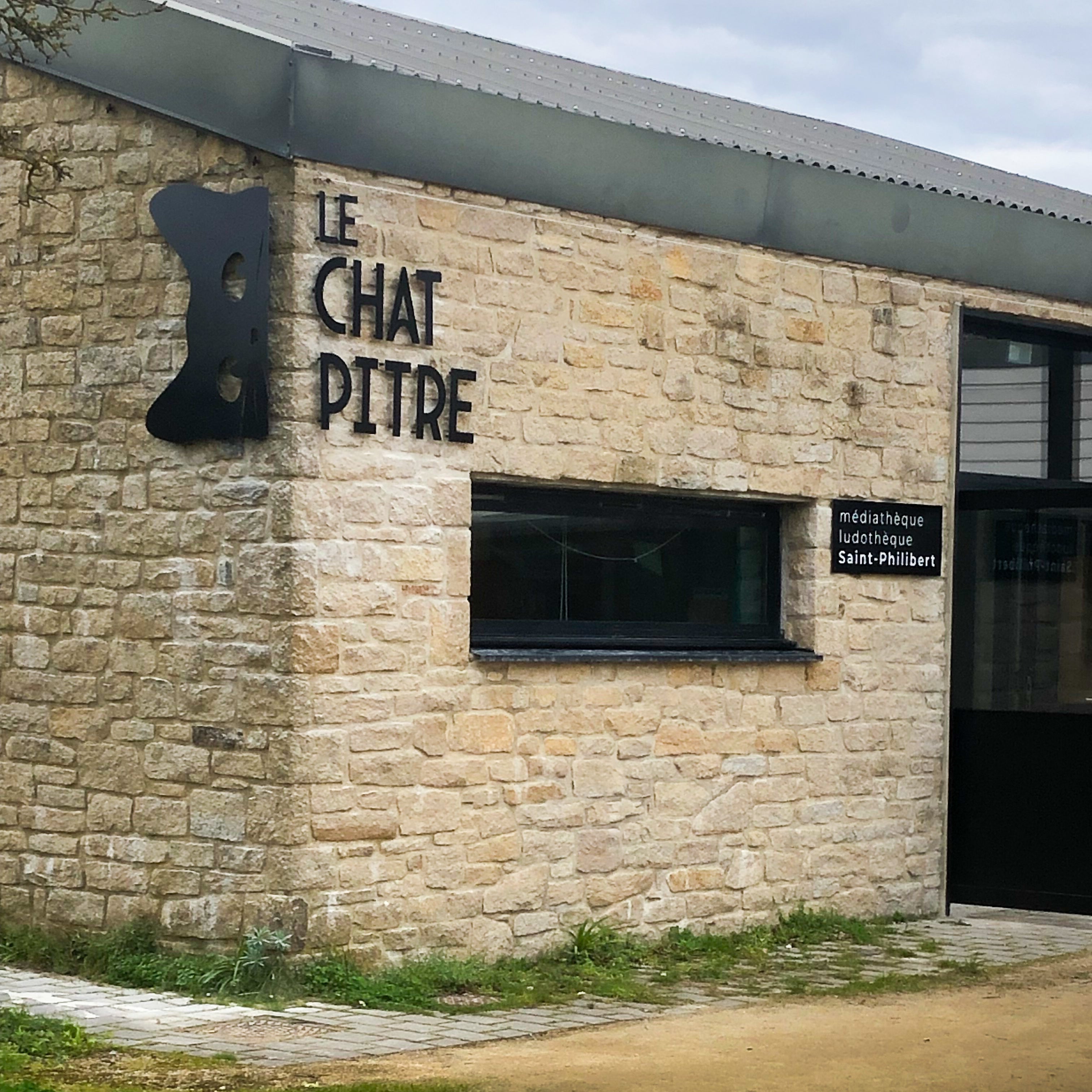 On n'a pas pu s'empêcher de leur créer cette belle enseigne ! Saint