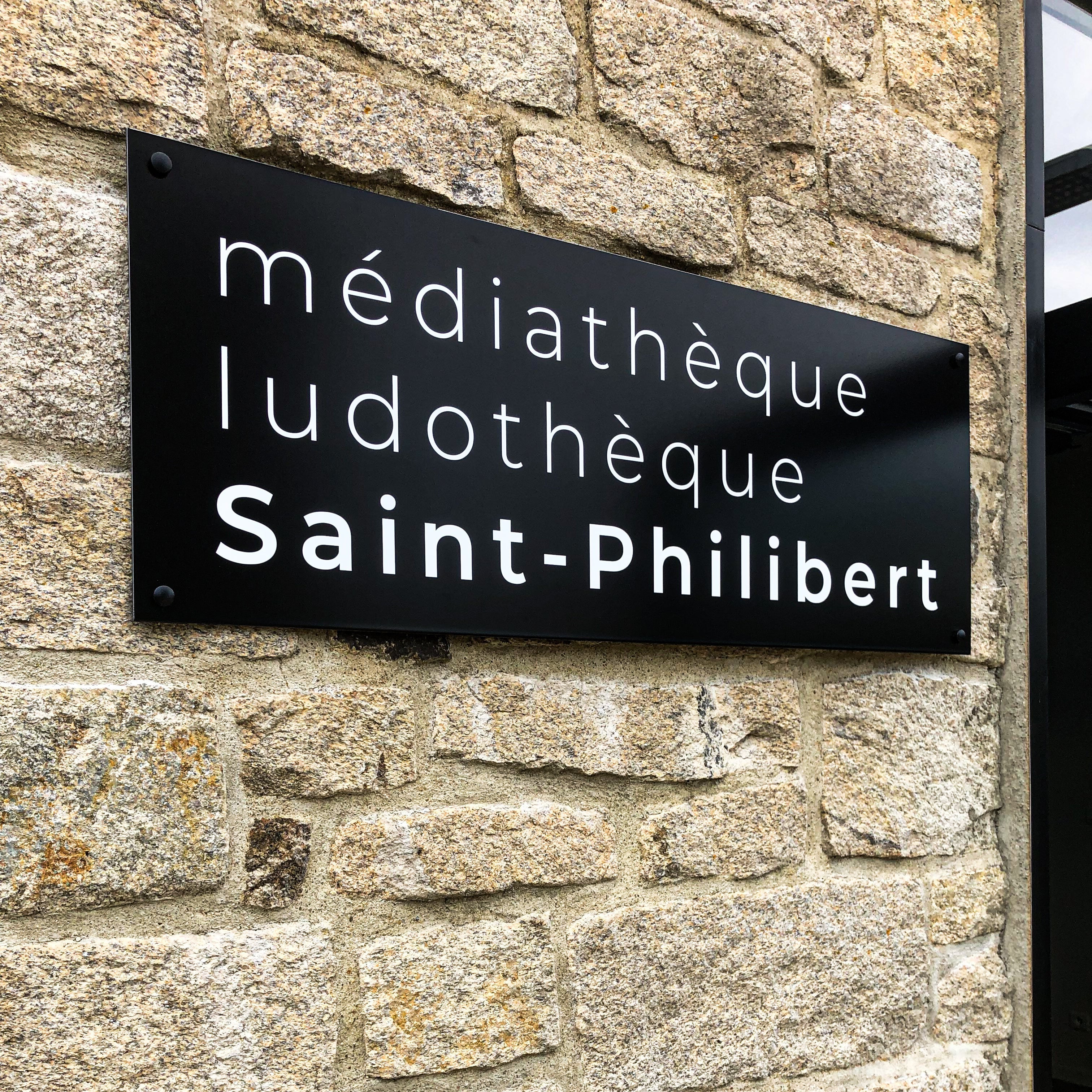 On n'a pas pu s'empêcher de leur créer cette belle enseigne ! Saint