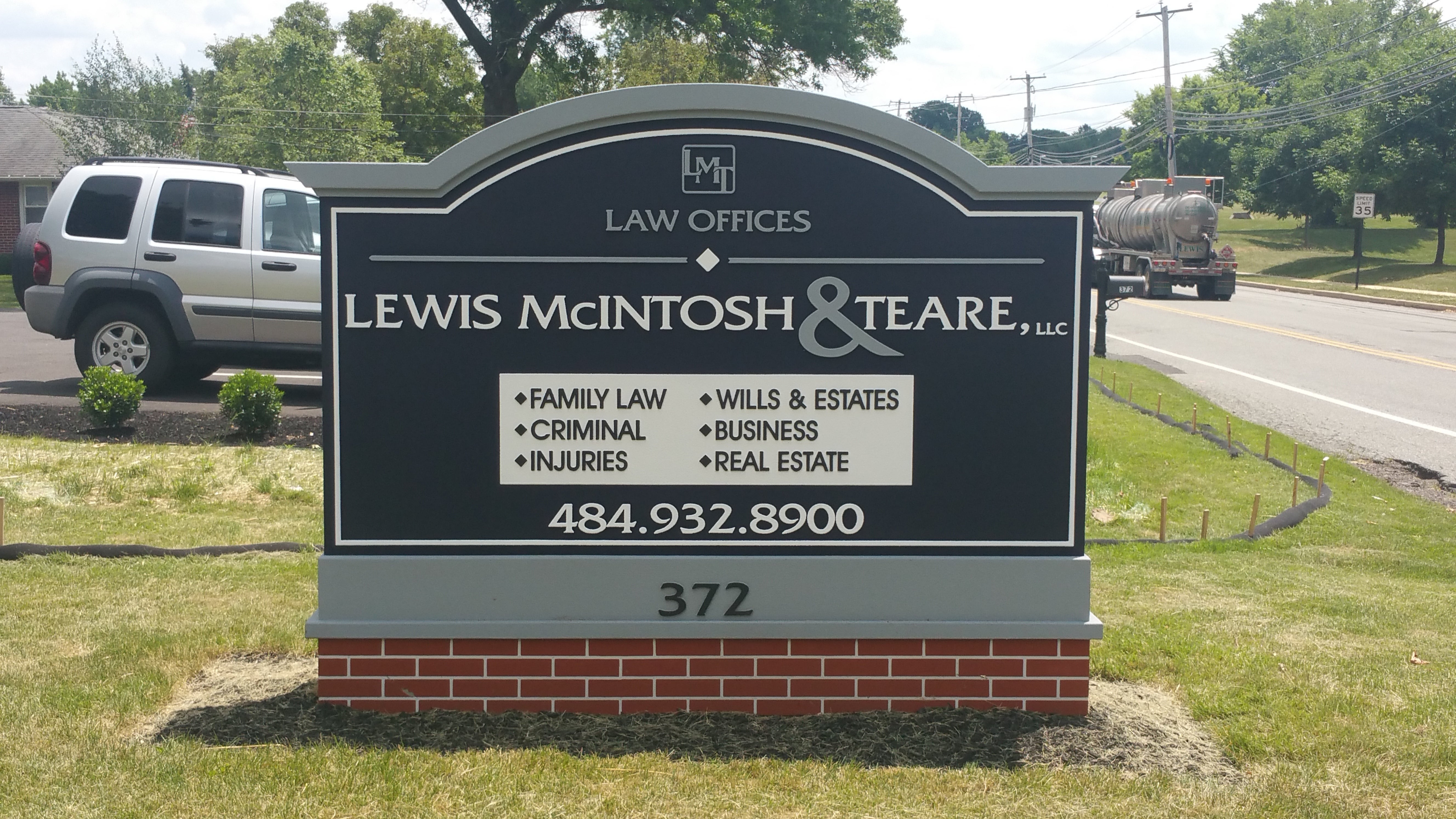 Freestanding & Standalone Signs