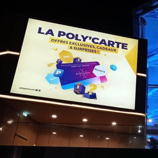 ENSEIGNE EN TOILE TENDUE POUR LE CENTRE COMMERCIAL POLYGONE A MONTPELLIER