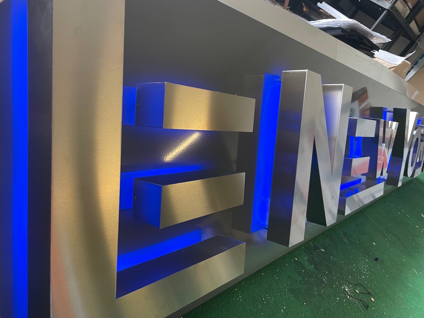enseigne en lettres boîtiers