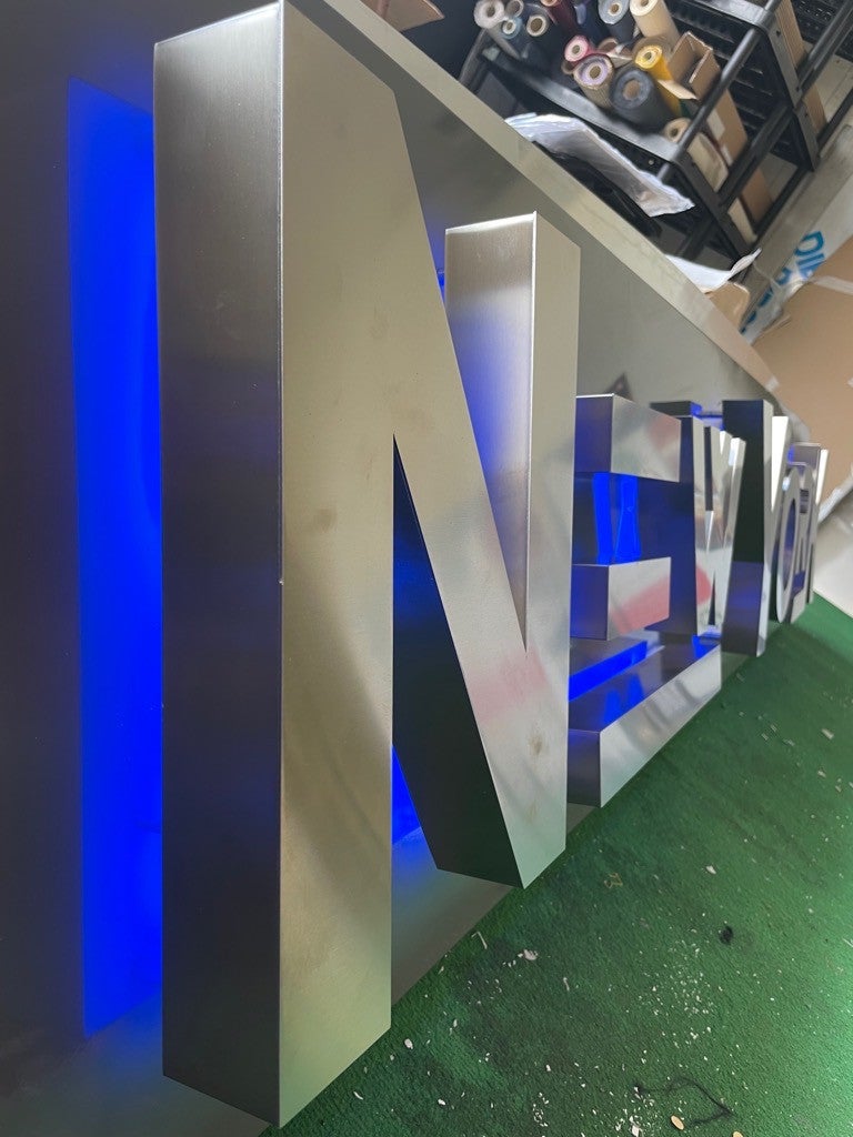 enseigne en lettres boîtiers en acier brossé