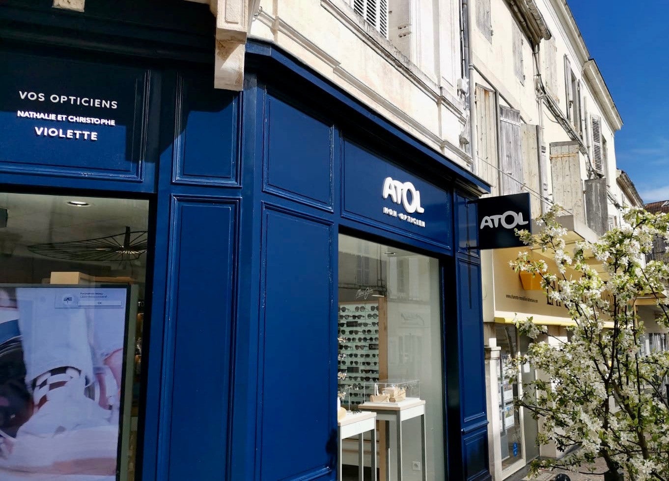 enseigne lettre découpée et enseigne drapeau