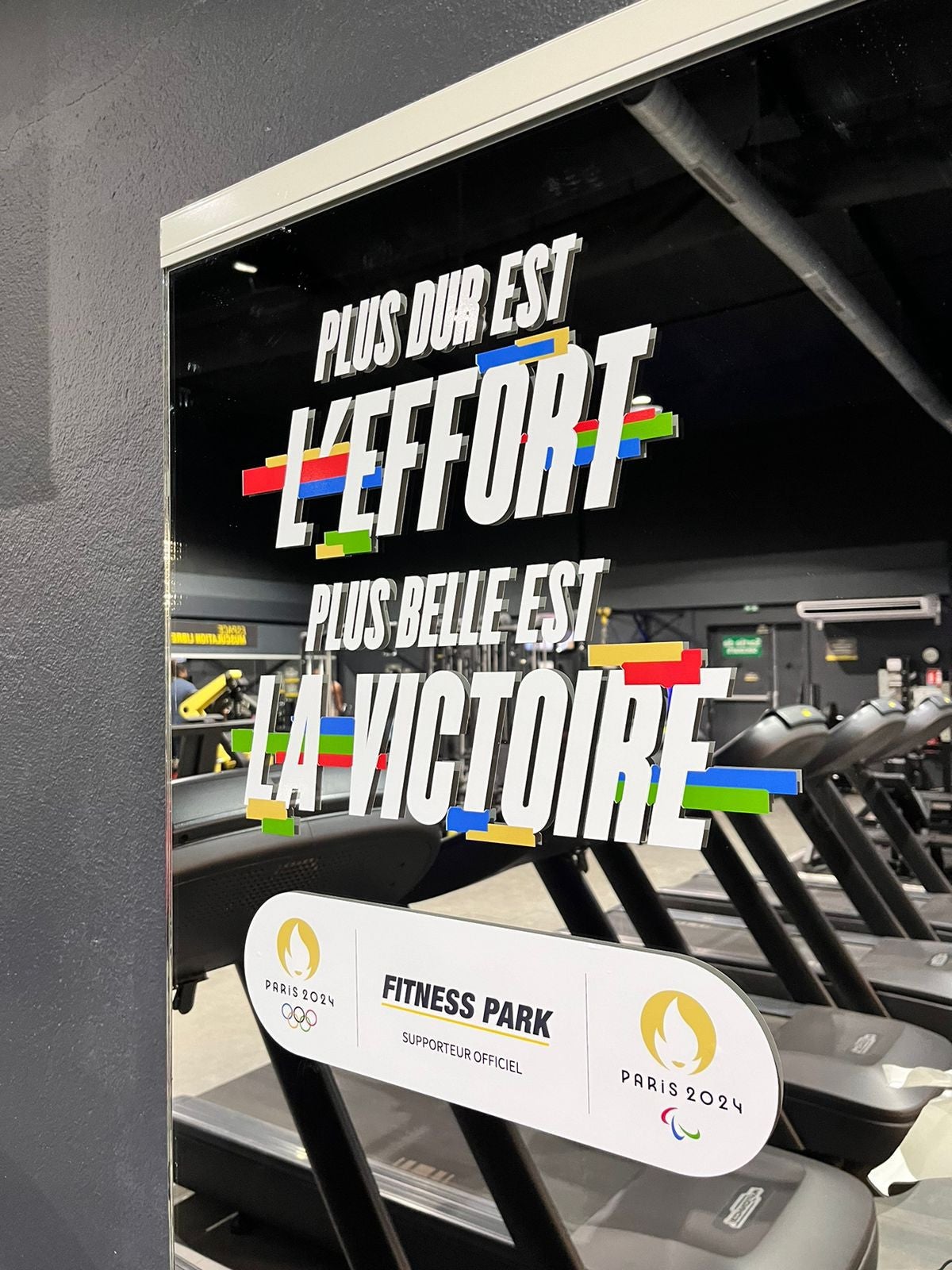 IMPRESSION NUMÉRIQUE SUR VITRINE