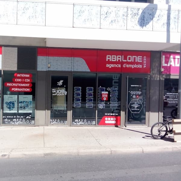 VITROPHANIE ET LOGO INTERIEUR POUR AGENCE D'INTERIM A MONTPELLIER