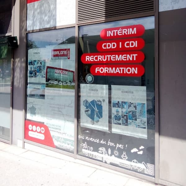 VITROPHANIE ET LOGO INTERIEUR POUR AGENCE D'INTERIM A MONTPELLIER