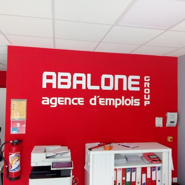 VITROPHANIE ET LOGO INTERIEUR POUR AGENCE D'INTERIM A MONTPELLIER