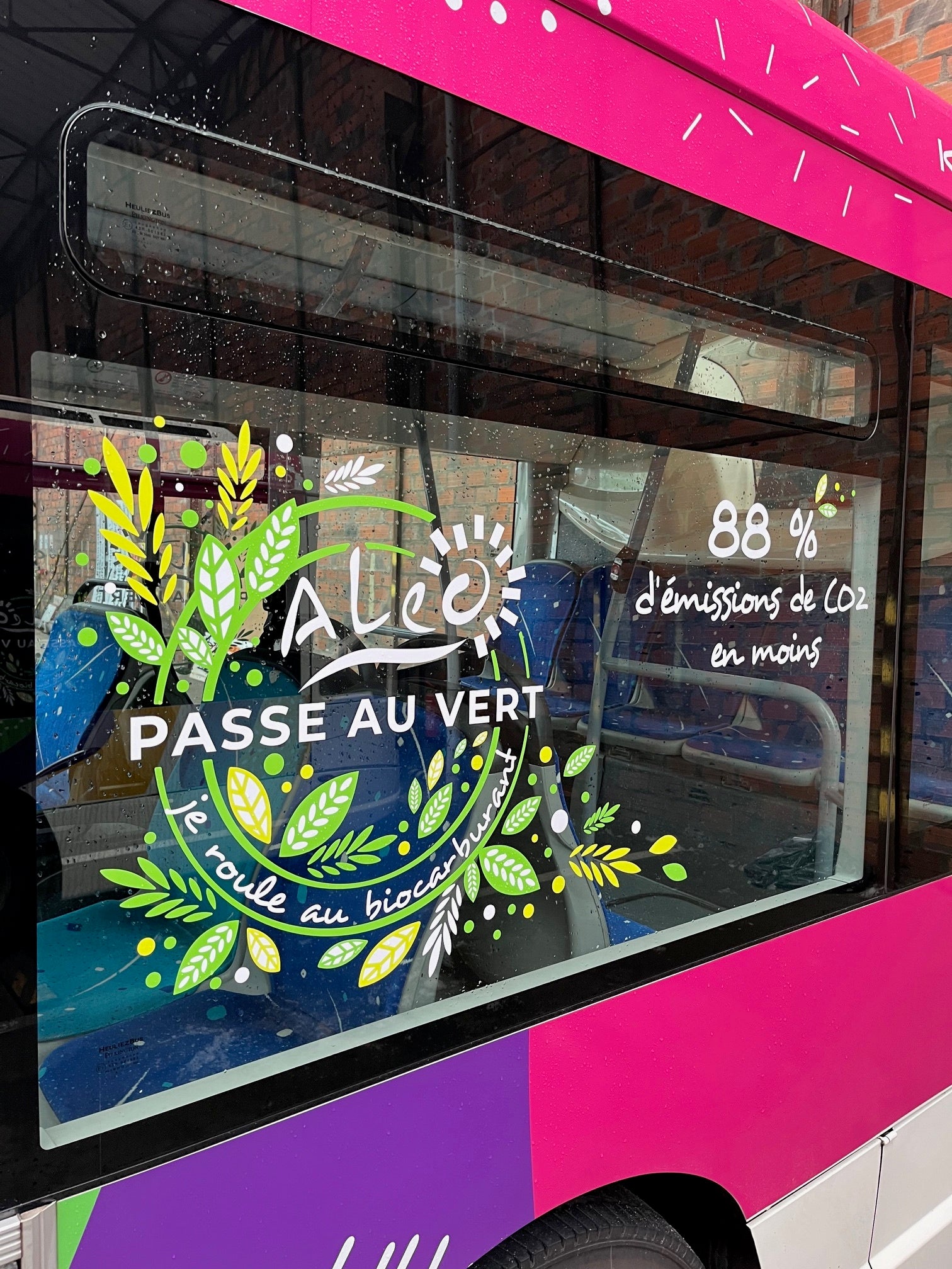 Aléo passe au vert ! La communication "Aleo passe au vert !" est désormais visible sur divers supports : film adhésif, marquage de véhicules, vitrophanie, affichage papier