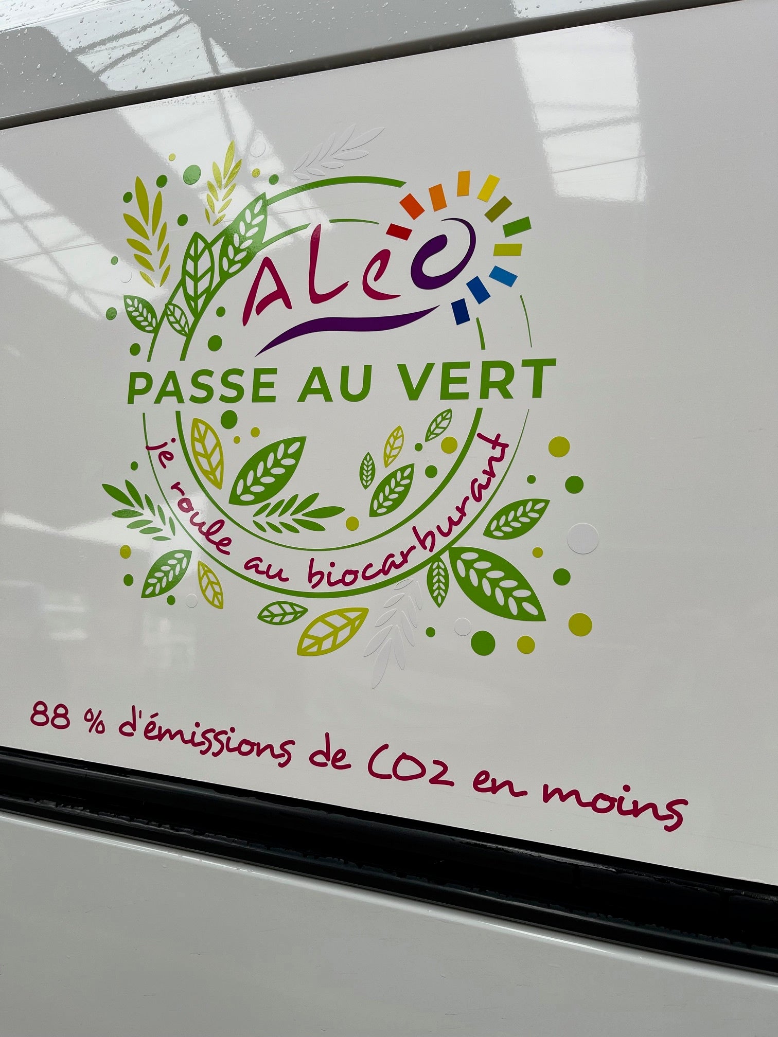 Aléo passe au vert ! La communication "Aleo passe au vert !" est désormais visible sur divers supports : film adhésif, marquage de véhicules, vitrophanie, affichage papier