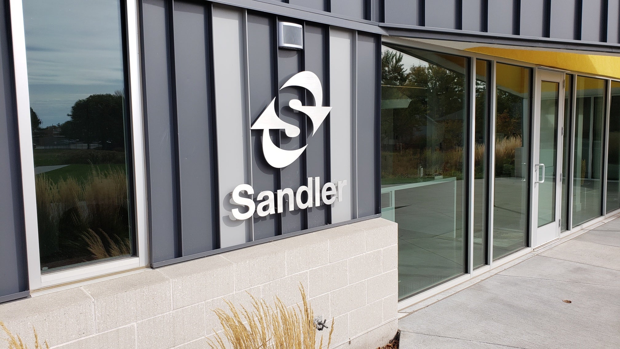 Choosing the Right Building Signs for Your Business