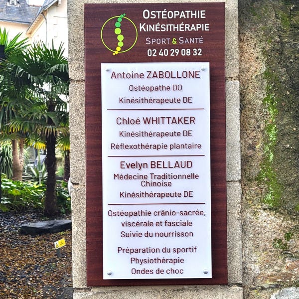 enseigne-signarama-nantes caisson-signarama-nantes panneau-signarama-nanrtes adhesifs-signarama-nantes