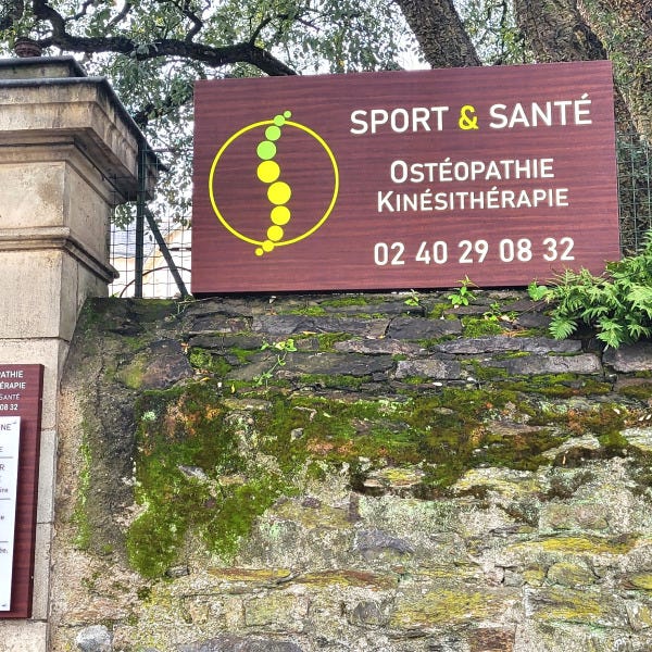 enseignes-signarama-nantes adhesifs-signarama-nantes caisson-signarama-nantes kakemono-signarama-nantes enrouleur-signarama-nantes