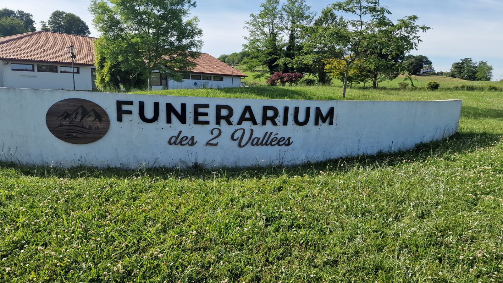 Enseigne avec logo et lettres découpées