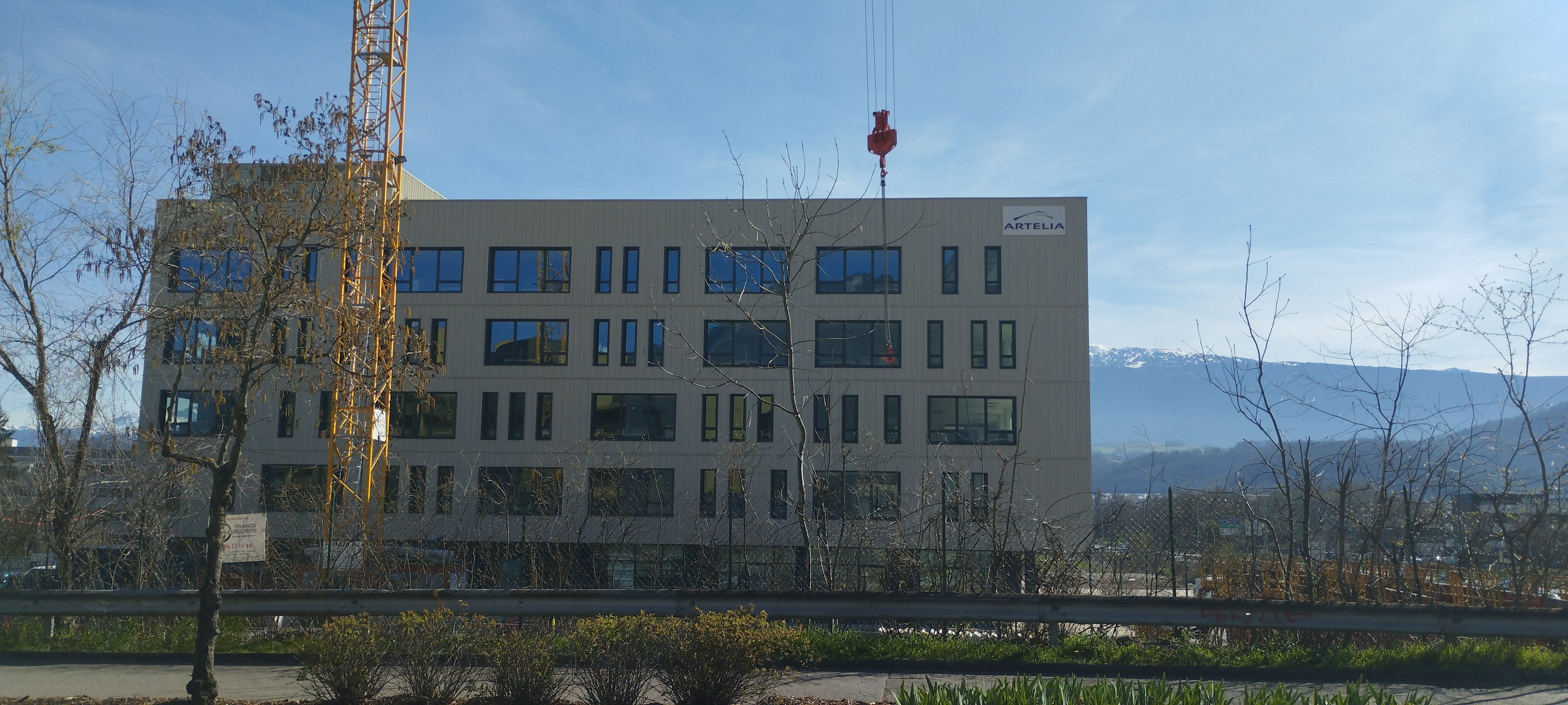 ENSEIGNE LUMINEUSE ET TOTEM