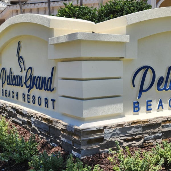 Monument, Pelican Grand Beach Resort