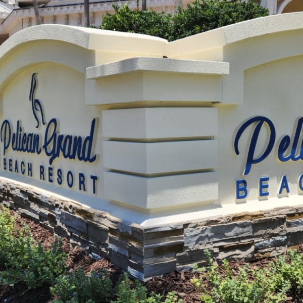Monument, Pelican Grand Beach Resort
