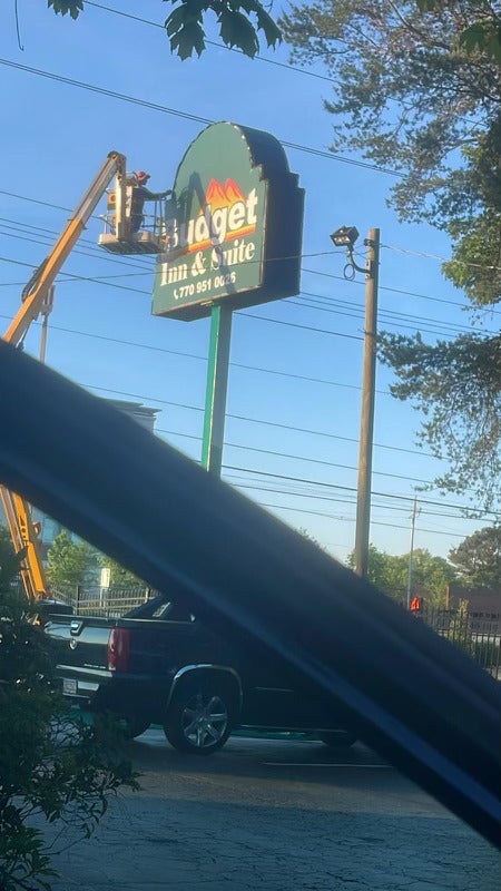 Building Signs with Budget Inn and Suite