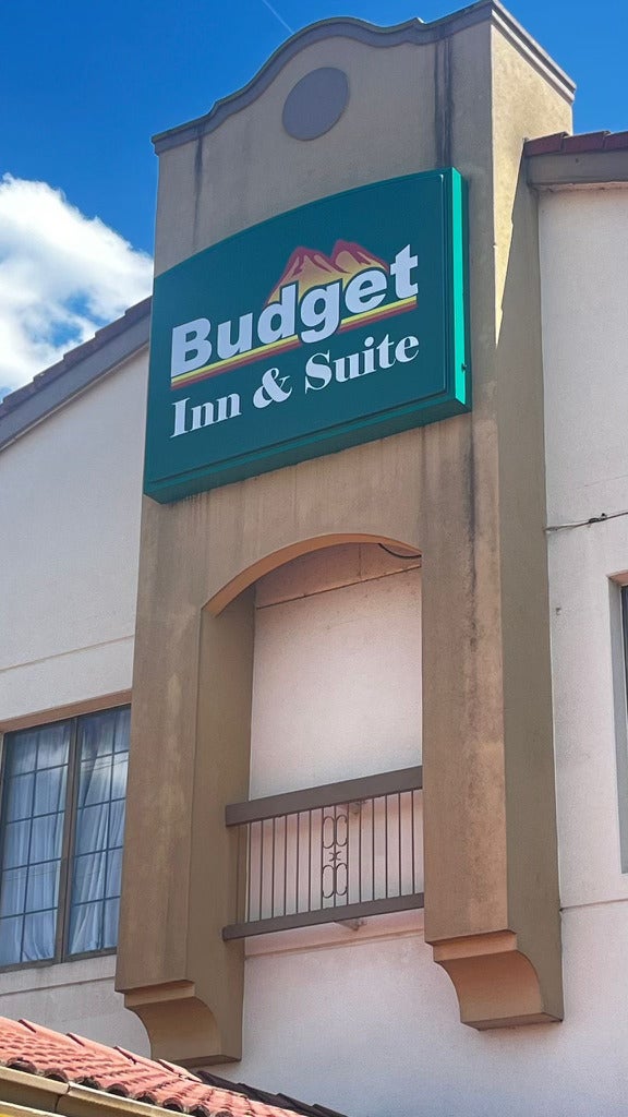 Building Signs with Budget Inn and Suite