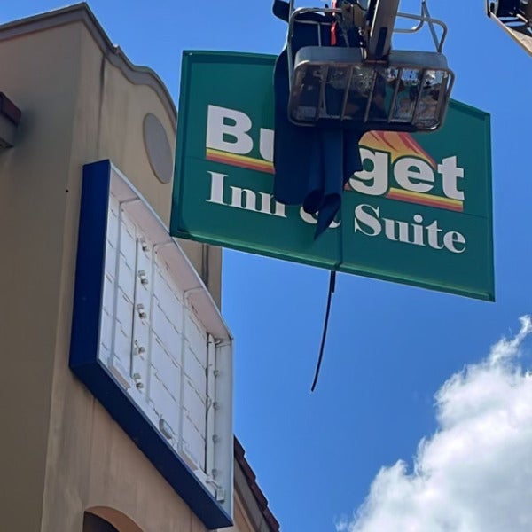Building Signs with Budget Inn and Suite