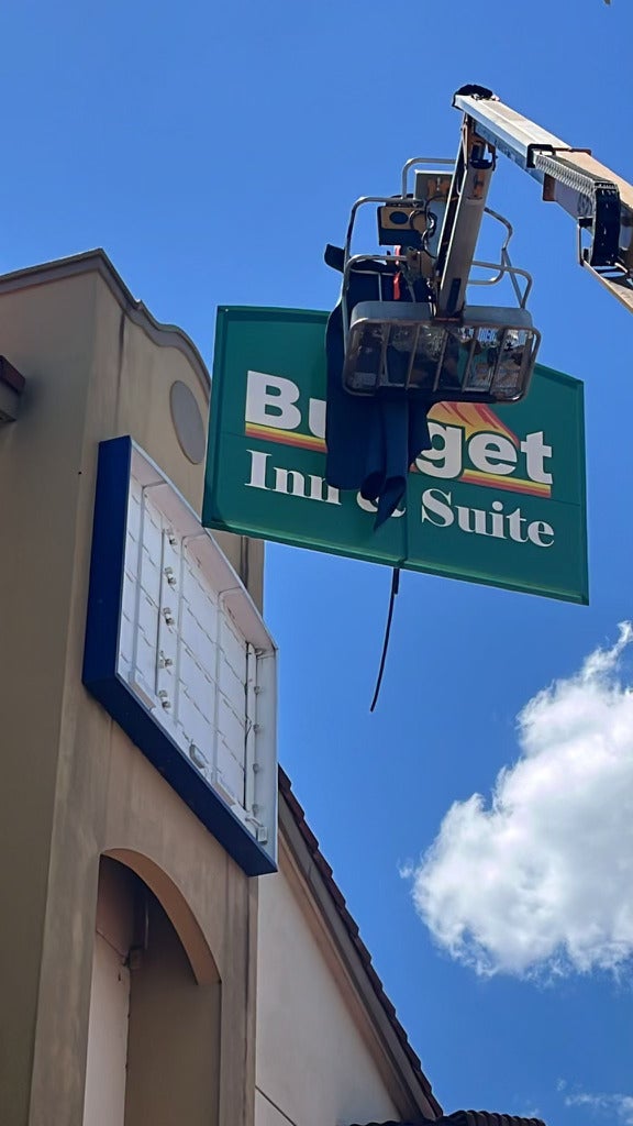 Building Signs with Budget Inn and Suite