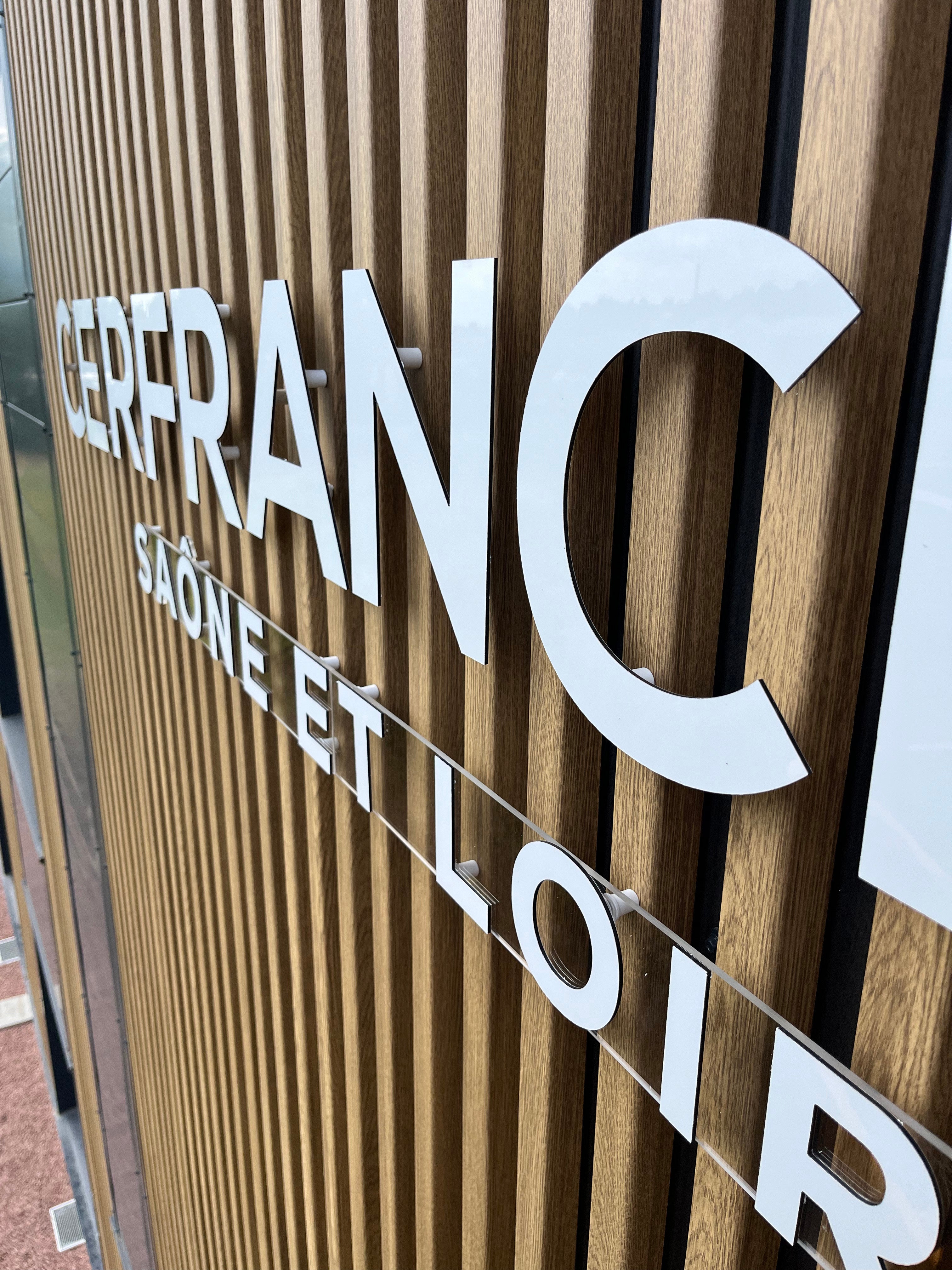Fabrication et pose d'enseigne