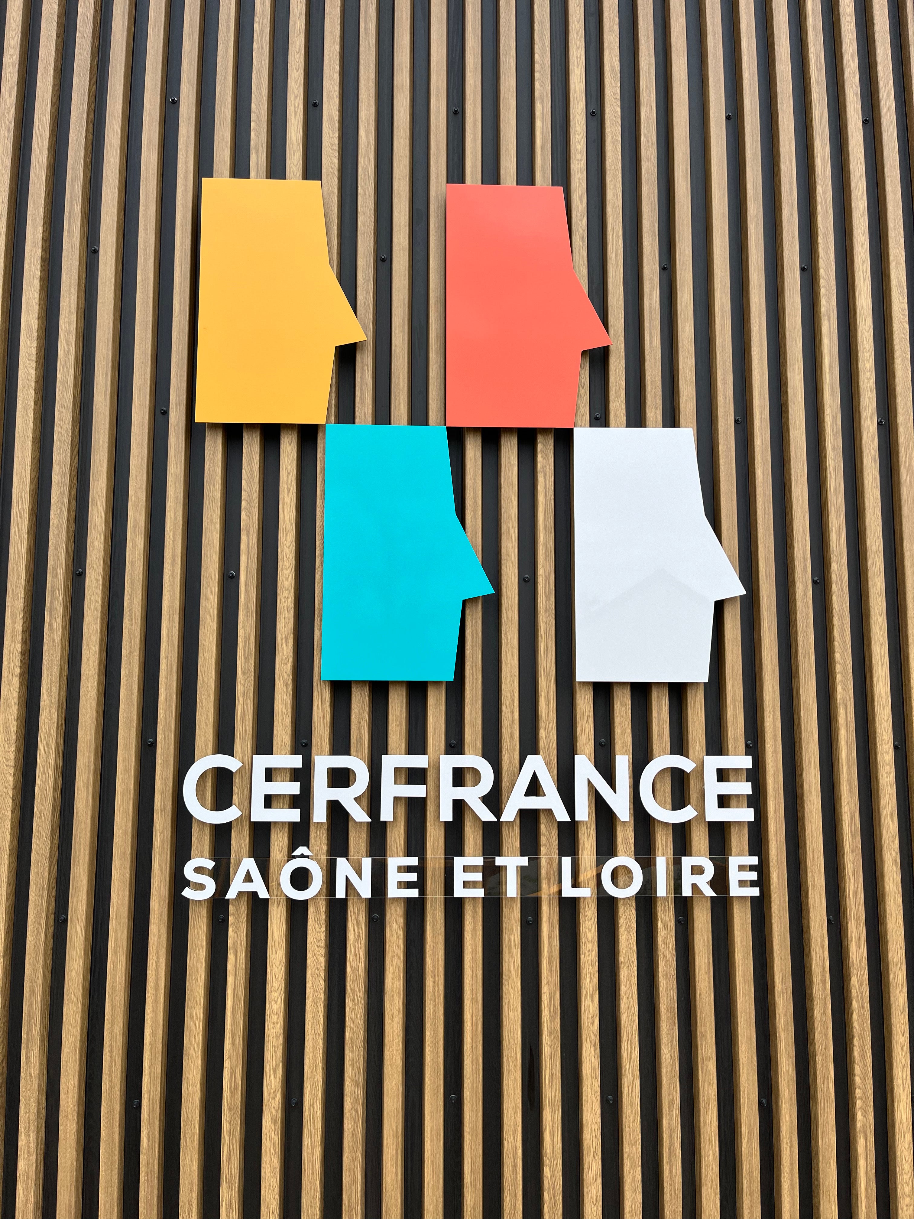Fabrication et pose d'enseigne