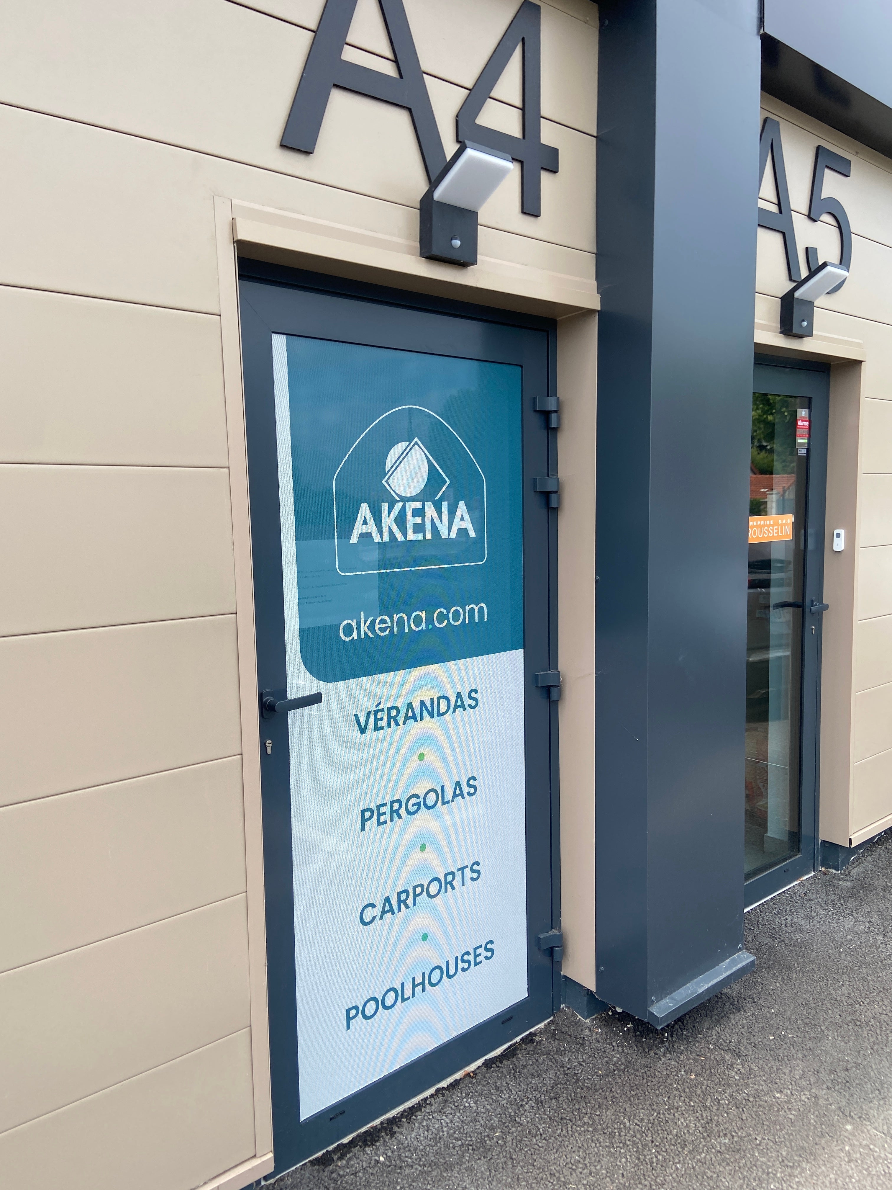 Enseigne et micro-perforé Akena