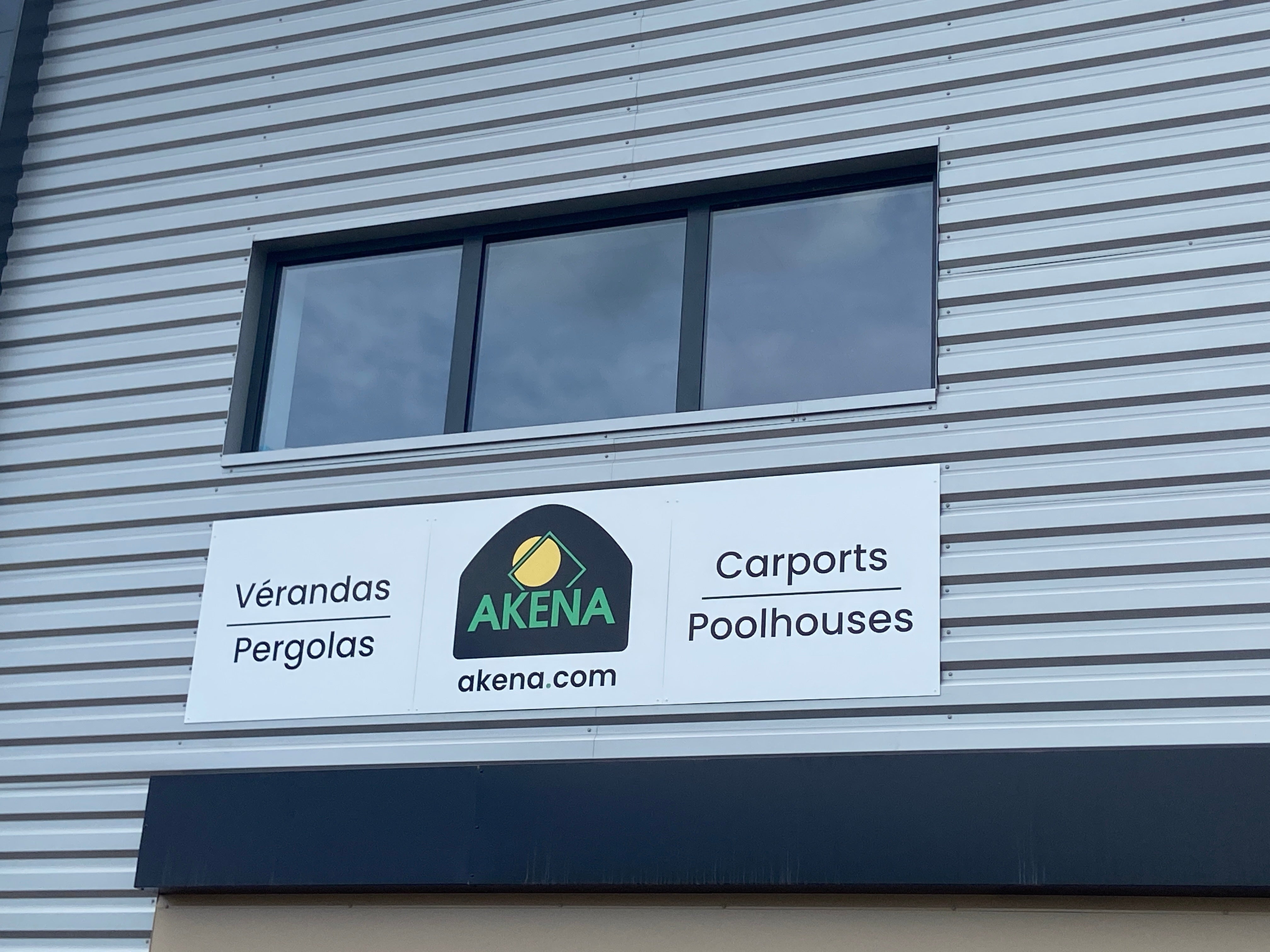 Enseigne et micro-perforé Akena