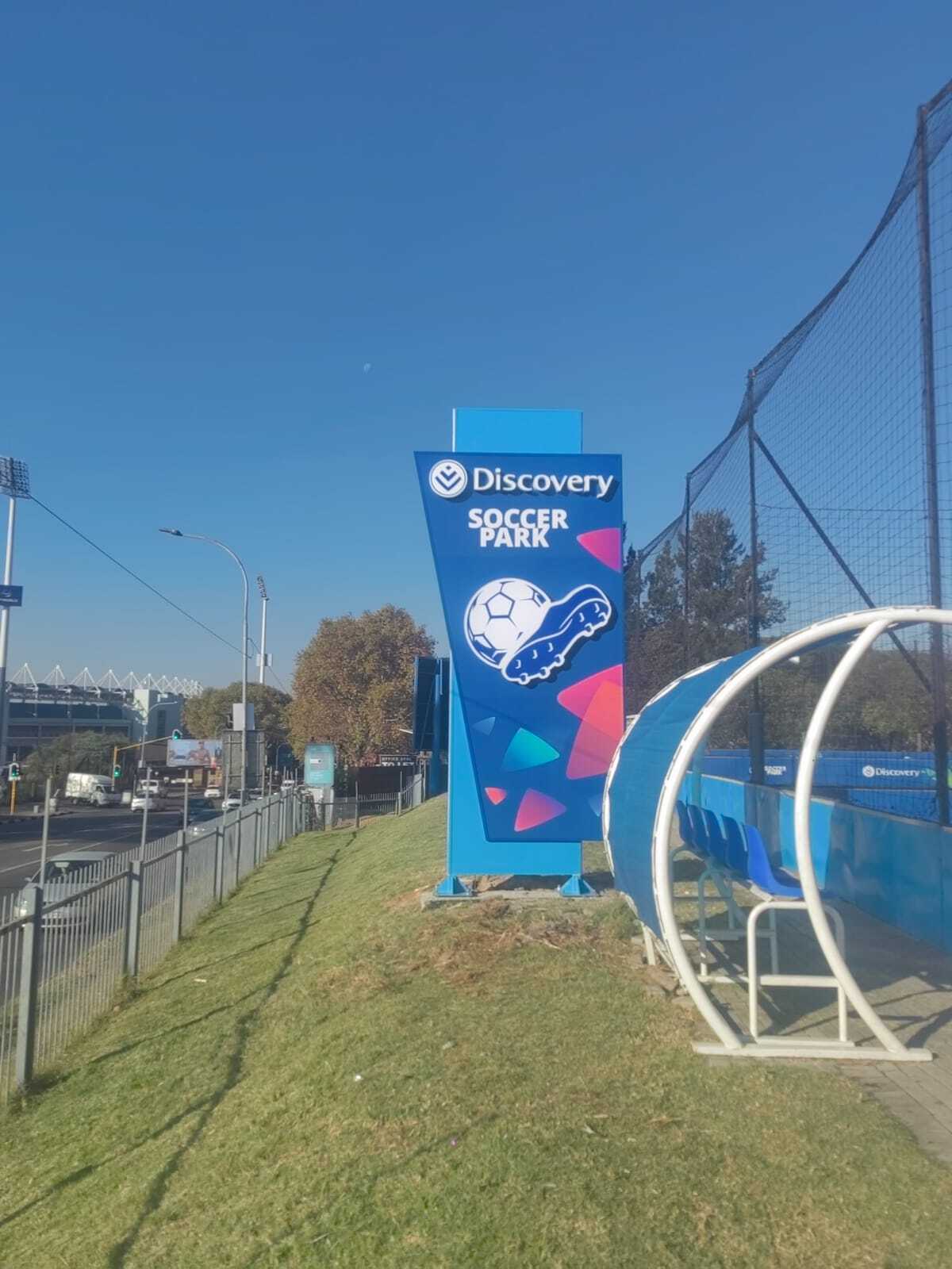 Latest pylon with illumination for Discovery