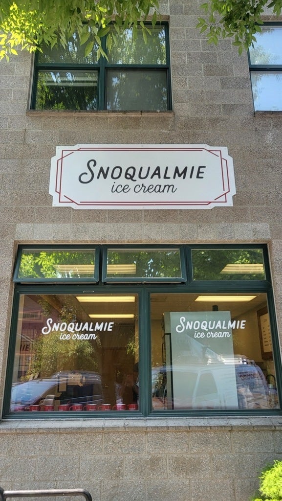 Custom Sign - Custom-Shaped Flat Sign - Snoqualmie, WA
