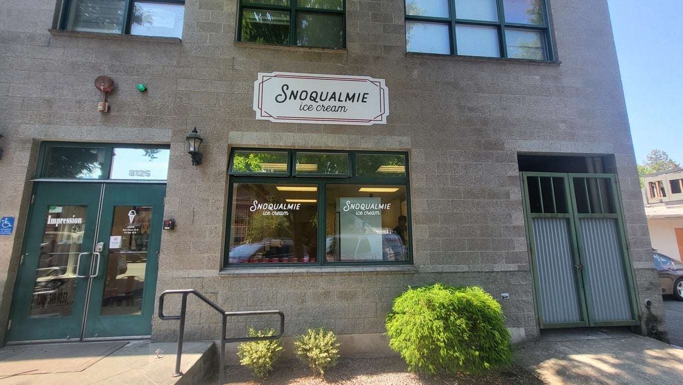 Custom Sign - Custom-Shaped Flat Sign - Snoqualmie, WA